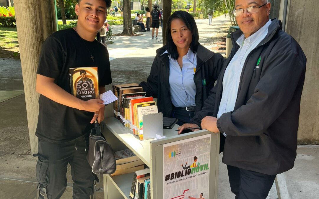 Bibliomóvil en el campus: Préstamos más largos, lecturas más duraderas