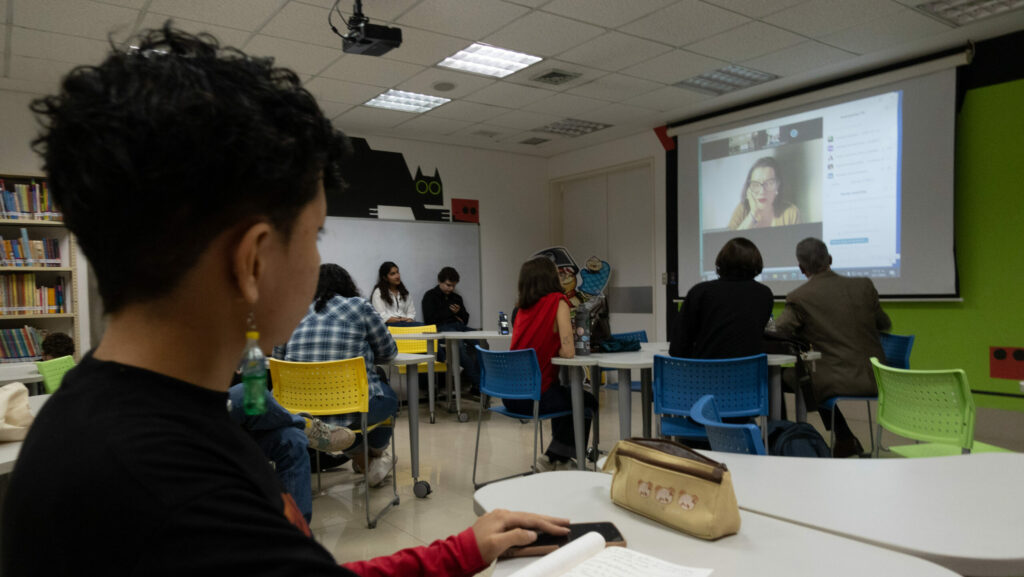Michelle Roche en el conversatorio Charlas Vampíricas, organizado por la agrupación Entre Letras UCAB y la Biblioteca UCAB en el marco de la Feria del Libro de Oeste de Caracas.