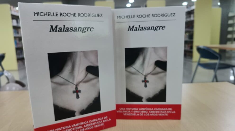Dos ejemplares de Malasangre, de la autora venezolana Michelle Roche, forman parte de la colección de la Biblioteca UCAB.