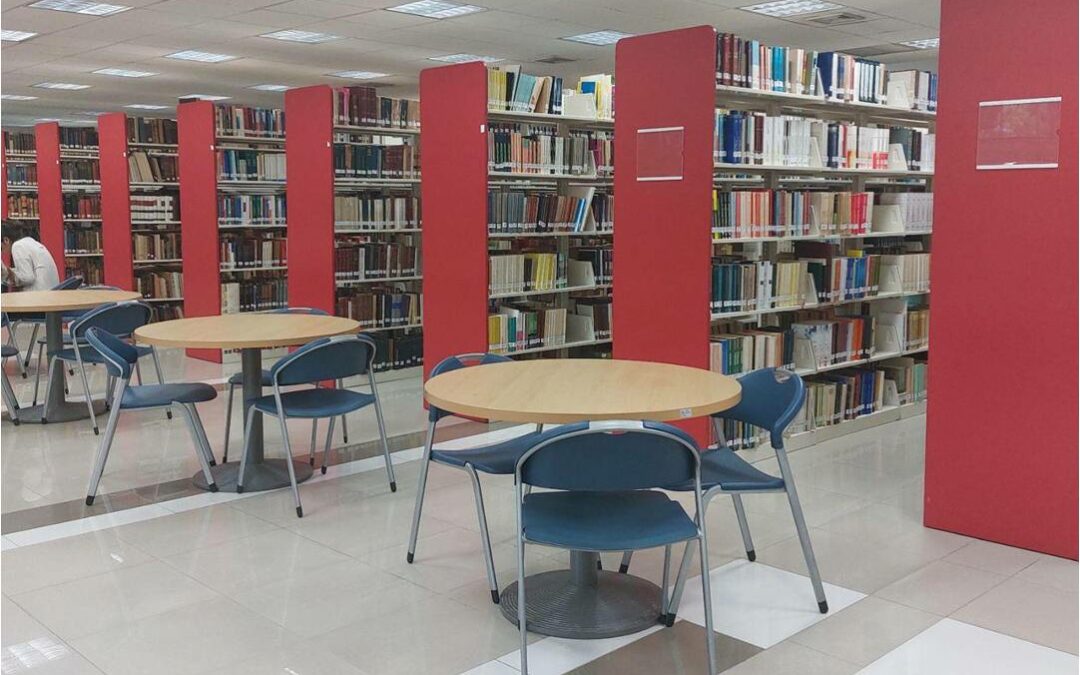 Rojas Astudillo vive entre los pasillos de la Biblioteca UCAB